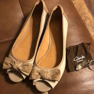 NEW Clarks Artisan Taupe Flats Open Toe Bow Accent Size 8 M 8M NWOB Keychain